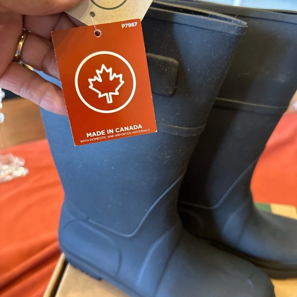 Kamik NWB size 6‎ womens Raindrops matte black waterproof boots made in Canada